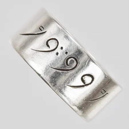 Ring med text på utsidan stl: ca 20 bredd: ca 10mm GAS Anna Stjärnlöf Solna år 2012 925/1000 Silver Vikt: 10,2 g
