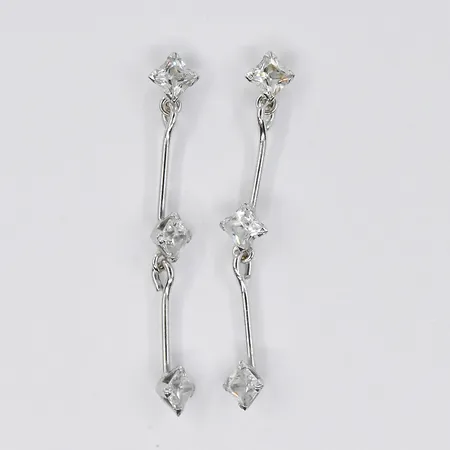 Örhängen med vita stenar längd 30 mm, bredd 1-3 mm, vitguld, 18K. Vikt: 1,2 g