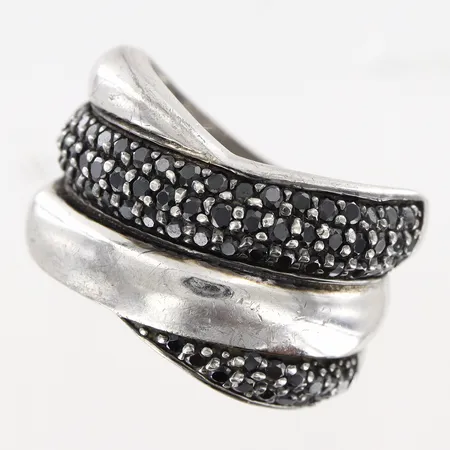 Ring stl:18 bredd 5-13mm, svarta stenar, silver 925/1000 Vikt: 9,4 g