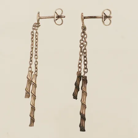 Ett par örhängen med stavar längd 40mm, bredd 1,7-4,4mm silver 835/1000 Vikt: 1,7 g