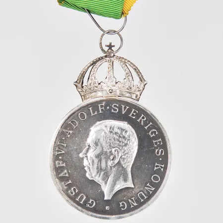 Medalj Gustaf VI Adolf Sveriges Konung Ø ca 41mm personlig gravyr år 1958 med tygband 830/1000 Silver Vikt: 30 g