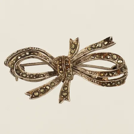 Brosch med markasiter 40mm bredd 21mm två markasiter saknas 925/1000 silver Vikt: 6,9 g
