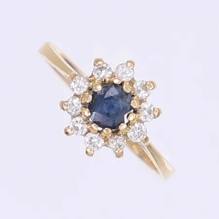 Ring med diamanter 0,25ctv enligt gravyr och blå sten stl:15¾, bredd 2-9mm, svenska stämplar, 18K Vikt: 2,1 g