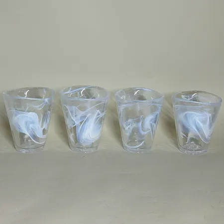 4 Tumblerglas Kosta Boda Mine design Ulrica Hydman Vallien, vitt och klart glas, höjd ca 11cm Ø9,5cm, handdiskas Skickas med postpaket.