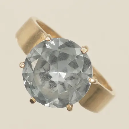 Ring med spinell stl:19½ bredd 3,7mm tillverkad av Bengt Hallberg Guldsmeds AB år 1967 silver Vikt: 4,5 g