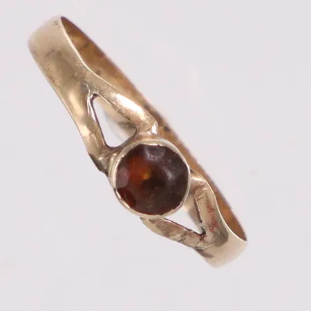 Ring troligtvis röd qvartz stl:16¼ 18K Vikt: 0,5 g
