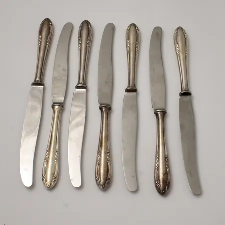 7st knivar, 21cm modell Slottsbarock, silver 830/1000, knivblad i stål, bruttovikt 357,30g, ca nettovikt 71,46g.