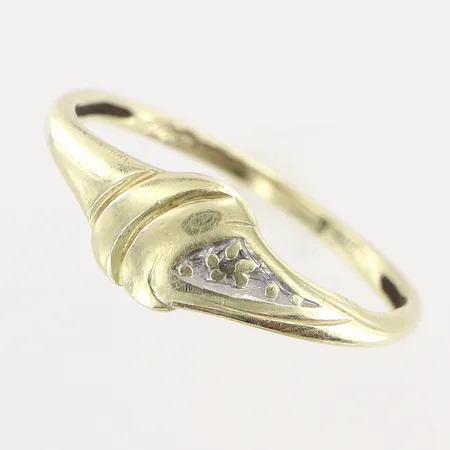 Ring med diamant ca 0,005ct stl:15½, skev skena, bredd 1-5mm, 14K Vikt: 1 g