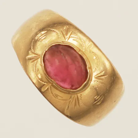 Ring med lila sten stl:14¼ bredd 4,1mm skev skena gravyr 18K Vikt: 2,6 g