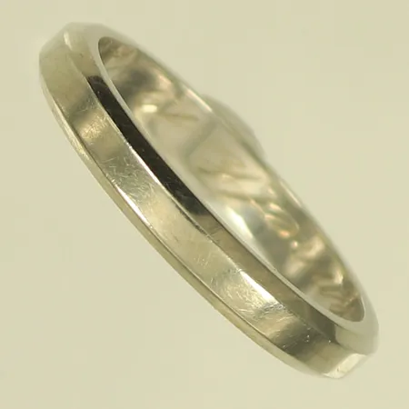 Ring slät, stl 17, bredd 2,8mm, vitguld, gravyr 18K Vikt: 3,4 g