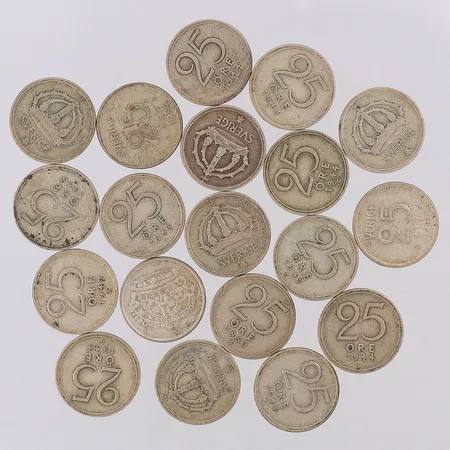 19 Mynt 1943-1957 nominellt värde 25 öre, silver 400/1000 Vikt: 43,5 g