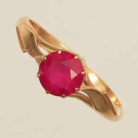 Ring med syntetisk rubin stl:17¼, bredd 6,7mm sovjetiska stämplar 14K  Vikt: 2,1 g