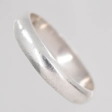 Ring stl:17 bredd 3,8mm silver 925/1000 Vikt: 2,4 g på auktion i Västerås hos Pantbanken Sverige