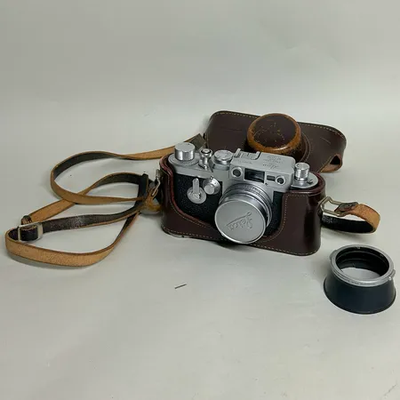 Kamera Leica lllg serienr 846143 objektiv Leitz Elmar f=5cm, 1:2,8 nr 1439147 objektivlock & läderetui, en bit borta av det svarta höljet Skickas med postpaket.