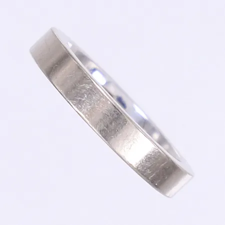 Ring slät stl:19¼, bredd 4mm, gravyr, vitguld 18K Vikt: 10,2 g