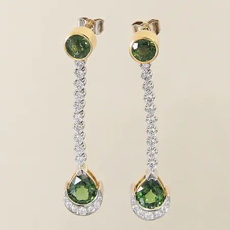 Örhängen med peridoter och diamanter 22 x ca 0,04ct 8 x ca 0,02ct 4 x ca 0,01ct två diamanter indikerar på att på auktion i Solna hos Pantbanken Sverige