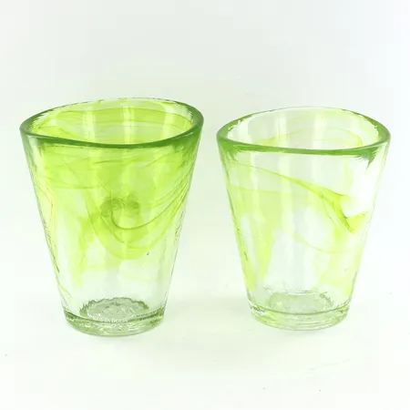 2 Tumblerglas ur serien Mine Ø9cm, höjd:7cm, gröna av Ulrika-Hydman Vallien, stämpelmärkta UHV samt etikettmärkta Kosta Boda Skickas med paket.
