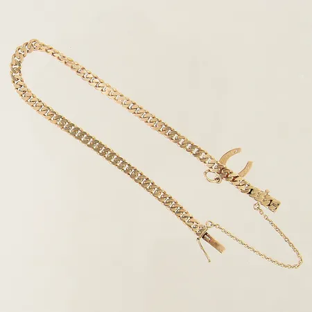 Armband Pansar med en berlock längd ca 17,5cm bredd 3,8mm berlock med gravyr, säkerhetskedja, något slappt lås, 18K  Vikt: 9,6 g