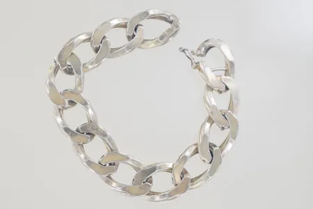 Armband pansar längd 19 cm, bredd 1,5 cm, silver 925/1000 Vikt: 66 g på auktion i Växjö hos Pantbanken Sverige