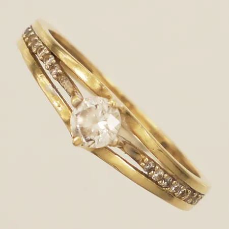 Ring med vita stenar stl:17¼, bredd 5mm 18K Vikt: 2,4 g