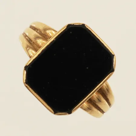 Ring med onyx stl:18½ bredd 2,3mm något skev gravyr 18K bruttovikt 4,2g Vikt: 4,2 g