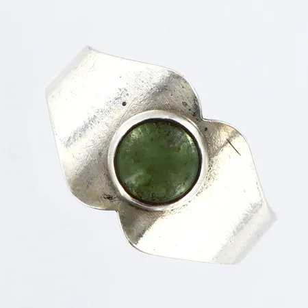 Ring med grön sten stl:16¾, bredd 4-10mm, silver 830/1000 Vikt: 2,2 g