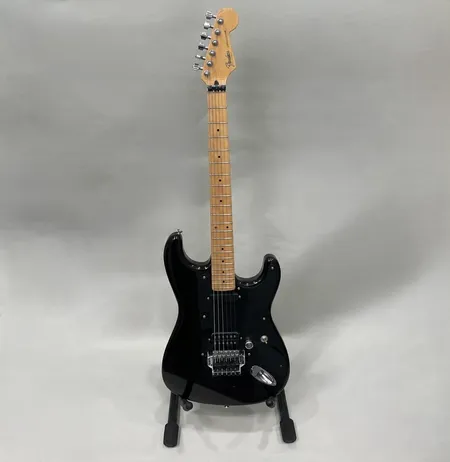 Elgitarr Fender Stratocaster Contemporary serie-nr: E914703, lös svajarm, saknas delar vid plektrumskyddet, bruksslitage samt repor, mjukt fodral. TILLÄGG I BESKRIVNING 23/9 KL 13.05: model ST-557, Boxer/Contemporary, Japantillverkad, 1980-tal, Kahler Spyder-stall och Kahler stränglås, Gotoh-stämskruvar Vikt: 0 g Skickas med Bussgods eller PostNord