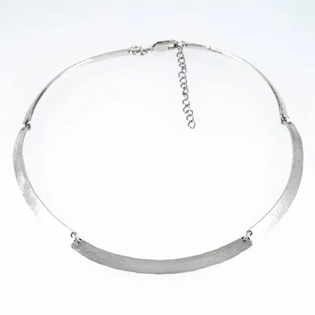 Collier ledat med hamrad yta längd 42-48cm (inkl.förlängningskedja) bredd 6mm, förlängningskedja i metall, silver 925/1000 31,1g.