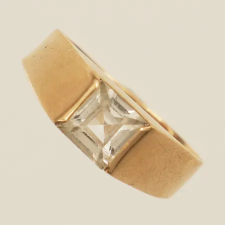 Ring med vit sten stl:14 bredd 2,4mm skadad skena 18K Vikt: 2,2 g