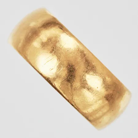 Ring stl: ca 16 bredd: ca 6mm graverad 18K Vikt: 4,2 g