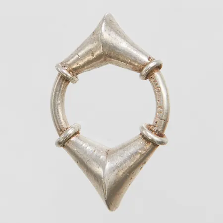 Ring stl:16 bredd: 3-11mm, Stockholm, Konstfack, 1995, små sprickor, silver 925/1000 Vikt: 19,7 g