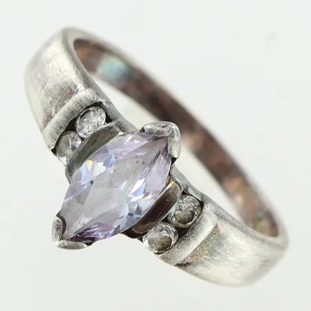 Ring stl:19 bredd 2-10mm, lila och vita stenar, silver 925/1000 Vikt: 4,2 g