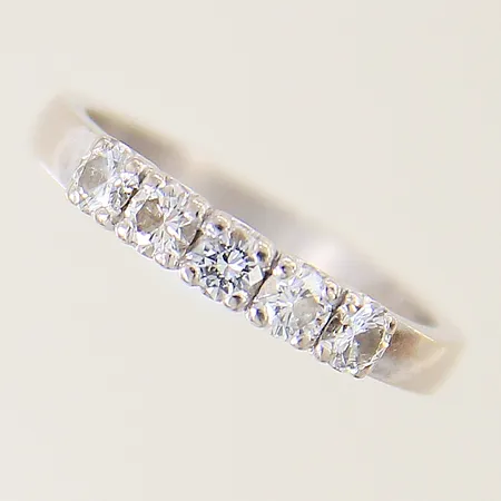 Ring med diamanter 5 x ca 0,10ct en indikerar på att vara syntetisk stl:17¼ bredd 2,6-3,2mm vitguld en indikerar på att vara syntetisk gravyr 18K Vikt: 3,6 g