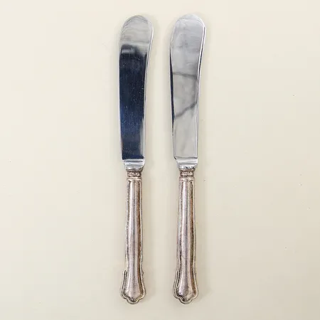Två smörknivar Chippendale 16,5cm blad i rostfritt stål silver 830/1000 bruttovikt: 73,6g Vikt: 0 g på auktion i Solna hos Pantbanken Sverige