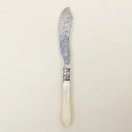 Fiskkniv 20cm skaft av pärlemor med slitage silver 925/1000 bruttovikt: 37,4g Vikt: 37,4 g