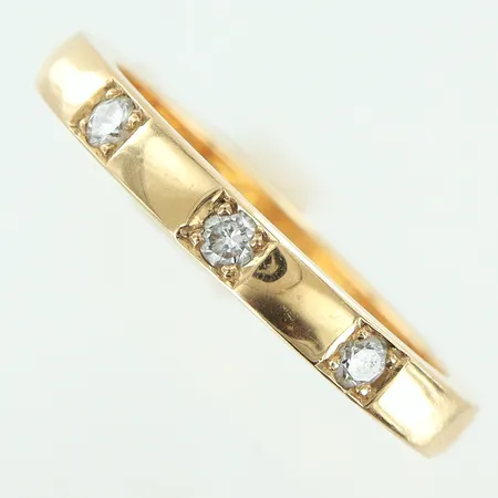 Ring stl:15½ diamanter 3st 0,09ctv, bredd på skena 2mm, 18K Vikt: 3,2 g