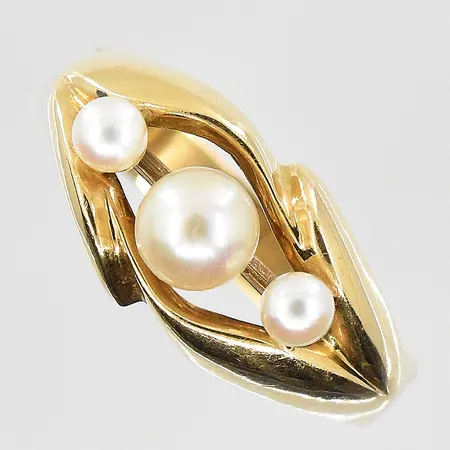 Ring med 1 odlad pärla Ø4 mm, 2xØ2 mm, 18K. Vikt: 2,8 g