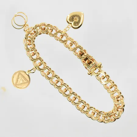 Armband Bismarck med 3 berlocker längd 19½ cm, bredd 8 mm, berlock hjärta saknar sten, 18K. Vikt: 25 g