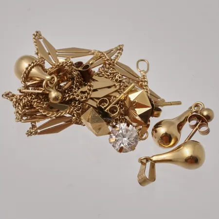 Diverse defekt guld, 18K, bruttovikt 9,38, ca nettovikt 9g Vikt: 9 g