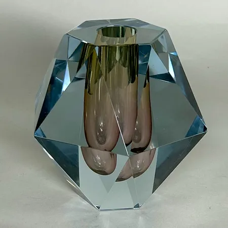 Ljusstake / Vas Diamant design Asta Strömberg Strömbergshyttan, höjd ca 14cm bredd ca 13cm, två kanter med nagg Skickas med paket.