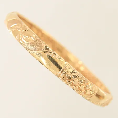 Armring med mönstrad dekor Ø64mm bredd 7,9mm ostämplad 18K Vikt: 10 g