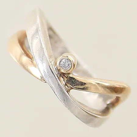 Ring med diamant ca 0,02ct stl:16 bredd 3,3-8,1mm delvis förgylld silver 925/1000  Vikt: 5,4 g