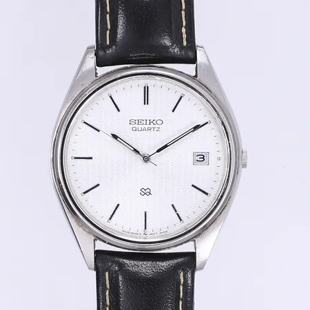 Herrur Seiko SQ stål quartz ca Ø35mm, refnr 5Y22-8A01, serienr 762508, datum, läderband, glas med repor, troligen i behov av batteribyte, inga tillbehör. 