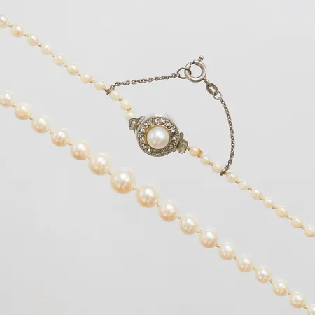 Pärlcollier med odlade saltvattenpärlor, längd: 58,5cm, bredd: 3-7mm, säkerhets kedja, lås delvis i oädelmetall, silver 835/1000 bruttovikt 14,2g.