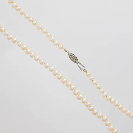 Pärlcollier med odlade sötvattenpärlor längd: 52cm, bredd: 6mm, lås i oädelmetall.