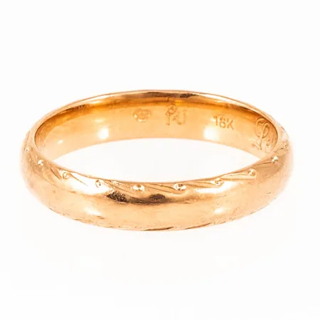 Ring med mönstrade kanter stl:15½ bredd 3,5mm höjd 1,3mm, stämplad FU (Flemming Uziel), gravyr, 18K 2,7g.