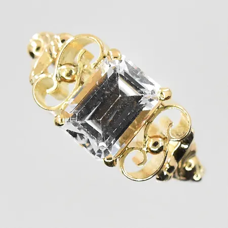 Ring med vit sten stl:16¾, bredd 2-9 mm, 18k. Vikt: 2,6 g