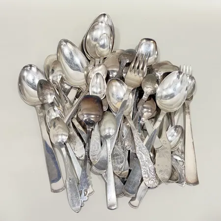 Diverse silverbestick olika storlekar/modeller gravyr silver 830/1000 Vikt: 1357,5 g på auktion i Solna hos Pantbanken Sverige