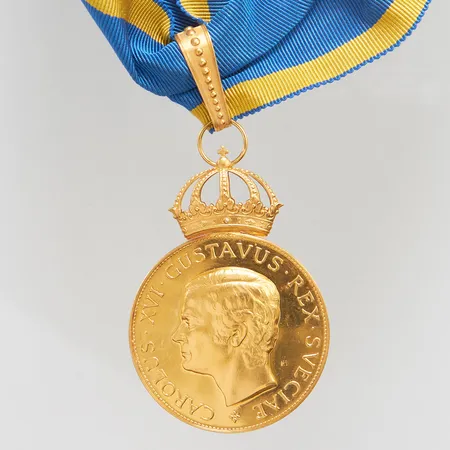 Medalj Carolus XVI Gustavus, 23K, krona samt ögla i 18K, Ø43mm, gravyr, tygband bruttovikt: 66,5g.
