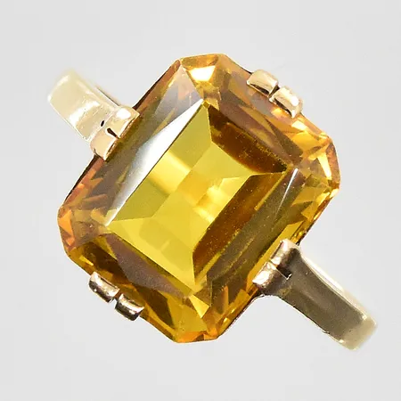 Ring med orange sten stl:16¼, bredd 1-13 mm, 18K. Vikt: 3,9 g